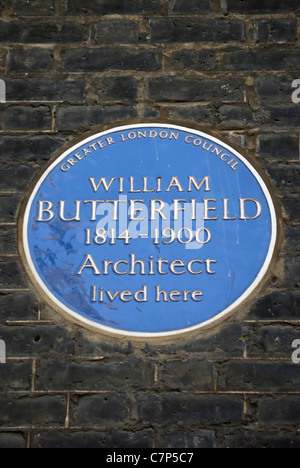 El Greater London consejo placa azul marcando una casa del arquitecto William Butterfield, Bedford Square, Londres