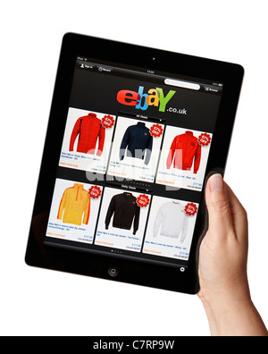 Compras online de mano femenina sosteniendo el iPad mostrando la App tienda Ebay Foto de stock