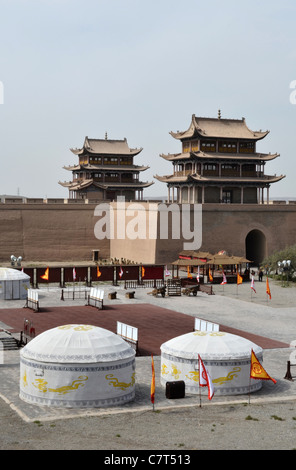 Una vista de las espectaculares torres del nómada y tiendas dentro de la famosa Jiayugguan fortaleza histórica en la provincia de Gansu, China Foto de stock
