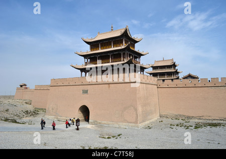 Una vista de la puerta oeste ('Puerta de conciliación') y espectaculares torres de Jiayugguan (1372) histórico Fort, Gansu, China Foto de stock