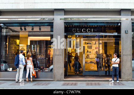 Italia, Lombardía, Milán, Via Montenapoleone, fashion shop Foto de stock