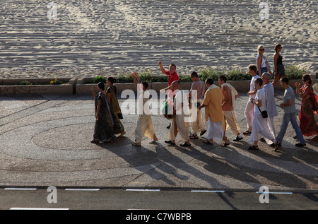 Calle de cantar el Hare Krishna por Harinamas junto Herbert Samuel promenade en la ribera del Mediterráneo de Tel Aviv, Israel