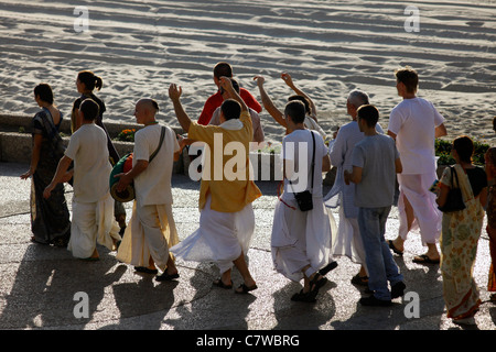 Calle de cantar el Hare Krishna por Harinamas junto Herbert Samuel promenade en la ribera del Mediterráneo de Tel Aviv, Israel