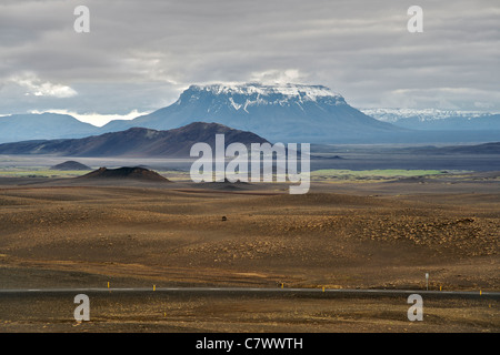 Herdubreid montaña (1682m) en la región Odadahraun del noreste de Islandia. Foto de stock