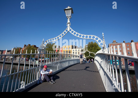 Ha Penny Bridge Ormond Quay inferior mirando hacia el centro de Dublín, República de Irlanda. Foto de stock