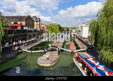 Narrowboat tour en Camden Lock en el Regent's Canal, al norte de Londres, Inglaterra, Reino Unido.