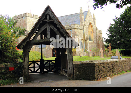 Entrada frontal de un país iglesia en Kent Foto de stock