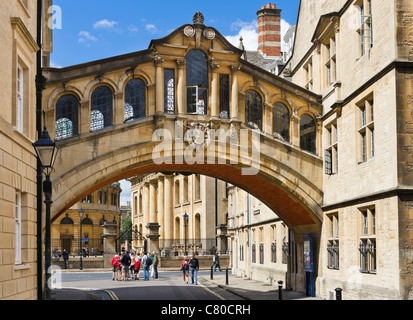 La Universidad de Oxford. El Hertford Bridge (comúnmente conocido como "El Puente de los Suspiros') en el New College Lane, Oxford, Oxfordshire, Inglaterra, Reino Unido. Foto de stock
