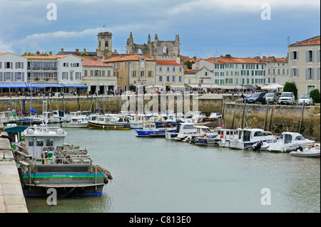 Quay con restaurantes y embarcaciones a motor en el puerto de Saint-Martin-de-Ré, en la isla de Ile de Ré, Charente-Maritime, Francia Foto de stock