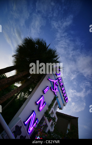 Señal de neón del motel en Key West Foto de stock