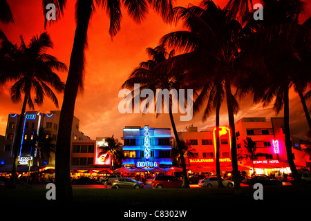 Hoteles Art decó con luces de neón en Miami Playa en el atardecer.