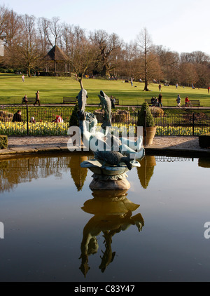 Fuente y el estanque en Golder's Hill Park en el norte de Londres