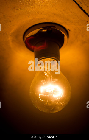 Una tenue lámpara en la oscuridad, para uso conceptual. Foto de stock
