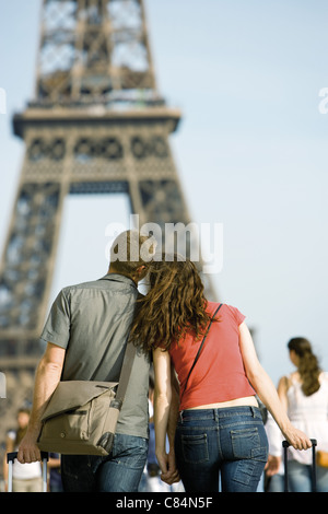 Pareja de turistas caminando de la mano hacia la Torre Eiffel, en París, Francia Foto de stock