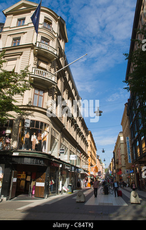 Drottninggatan calle peatonal central del distrito de Norrmalm Estocolmo Suecia Europa Foto de stock