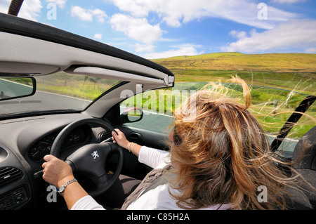 Open top Deportes coche conducido por mujeres en open country road