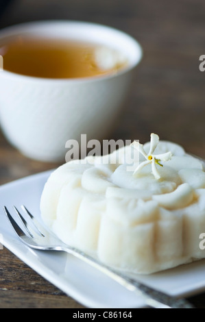 Cerca de té de jazmín y pastel de arroz Fotografía de stock - Alamy