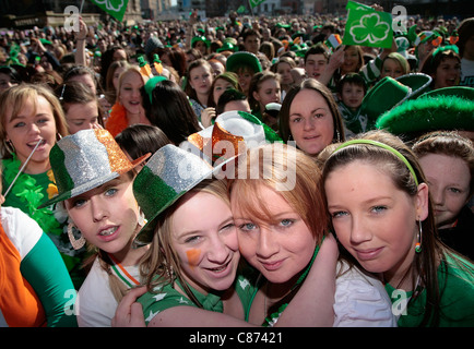Las adolescentes en la parte delantera de la multitud en el concierto del Día de San Patricio en Custom House Square en Belfast ni , REINO UNIDO - Marzo 17: Foto de stock