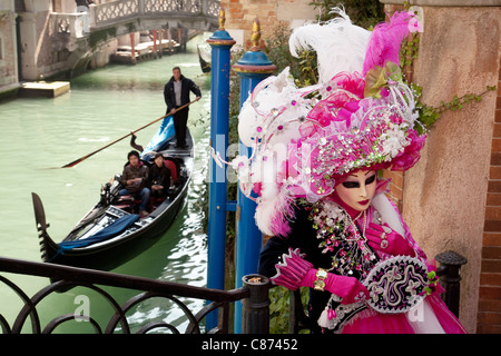 Góndola y masquerader en máscara, el Carnaval de Venecia, Venecia, Italia