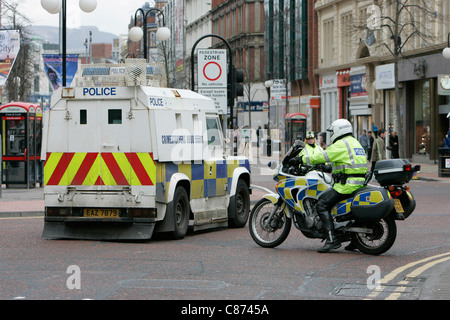 PSNI policías en preparación para el Desfile del Día de San Patricio, en las celebraciones del Día de San Patricio, Belfast City Centre. Foto de stock