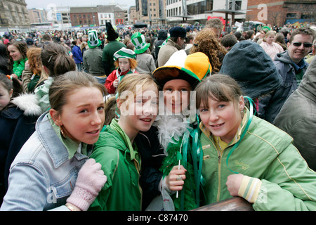 Las niñas en la parte delantera del concierto del Día de San Patricio, Custom Place, en las celebraciones del Día de San Patricio, Belfast City Centre. Foto de stock