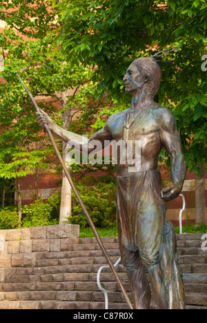 'Cherokee' escultura Jud Hartmann se erige junto al Acuario de Tennessee, Chattanooga, Tennessee, EE.UU. Foto de stock