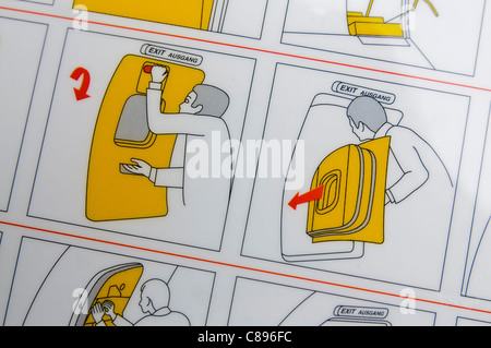 Primer plano de una aerolínea tarjeta de seguridad mostrando cómo evacuar en caso de emergencia Foto de stock