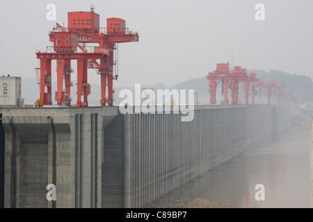 Un día brumoso en la Presa de las Tres Gargantas, Río Yangtze, China