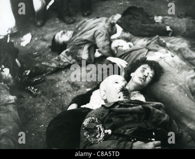 BENITO MUSSOLINI (1883-1945) Italiano Facist líder tras la ejecución en Milán el 28 de abril de 1945 mentir sobre la parte superior de Clara Petacci Foto de stock