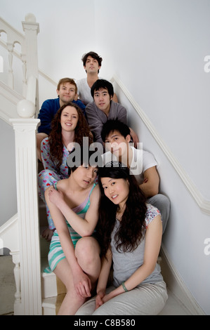 Retrato de grupo de amigos sentados en la escalera