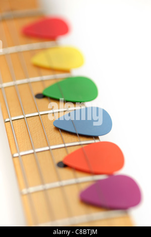 Guitarra multicolores picos en el cuello de una guitarra eléctrica con  maple fretboard Fotografía de stock - Alamy