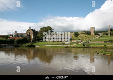 Ver mostrando la iglesia y las ruinas de la Abadía de Abbotsbury granja infantil. Foto de stock