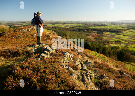 Panorámicas del paisaje otoñal. Ancianos walker en permanente Barstobrick colina cerca de Ringford mirando a través de Galloway de Moffat Hills Foto de stock