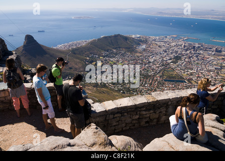 Los turistas disfrutan de las vistas de Ciudad del Cabo desde Table Mountain