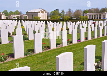 Tumbas en el cementerio de guerra Bayeux, el más grande cementerio británico de la Segunda Guerra Mundial, Bayeux, Calvados, Normandía, Francia Foto de stock