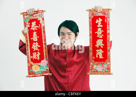 Joven con traje presentando una suerte poema chino Foto de stock
