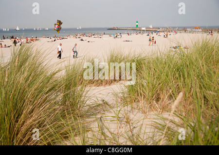 La concurrida playa de Warnemuende sobre el Mar Báltico, Rostock, Mecklemburgo-Pomerania Occidental, Alemania, Europa Foto de stock