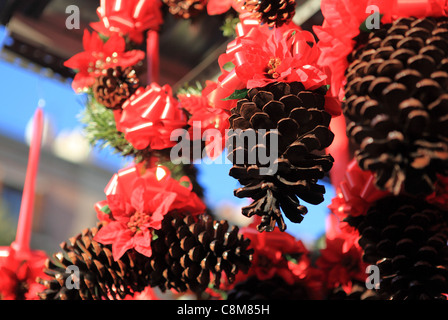 Cono de pino decoraciones en el mercado navideño, Fira de Santa Lucia, en la plaça de la Seu en Barcelona, Cataluña, España