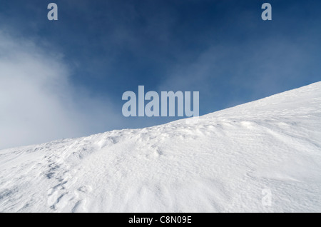 Montañas nevadas en niebla y cielo azul en Pico Moncayo, Zaragoza, Aragón, España Foto de stock