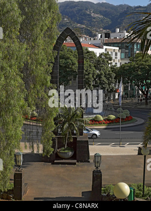 Rotonda Do Infante glorieta y la estatua de Enrique el Navegante de Funchal, Madeira, Portugal Europa UE Foto de stock
