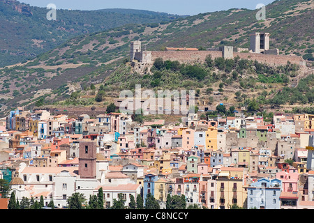 Italia, Cerdeña, Bosa, Sa Costa medieval con castillo Castello di Malaspina en la cima de la colina Foto de stock