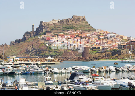 Italia, Cerdeña Castelsardo, vista de la ciudad medieval y la fortaleza en la colina en el puerto