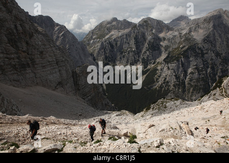 Senderistas subir desde el valle de Vrata en los Alpes Julianos, en el Parque Nacional de Triglav, en Eslovenia. Foto de stock