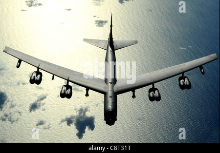 Un B-52 Stratofortress de Minot Air Force Base, N.D., vuela sobre el Océano Pacífico Foto de stock