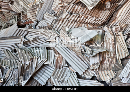 Revestimiento de chapa metálica de aluminio corrugado con incrustaciones de  color oxidado Fotografía de stock - Alamy