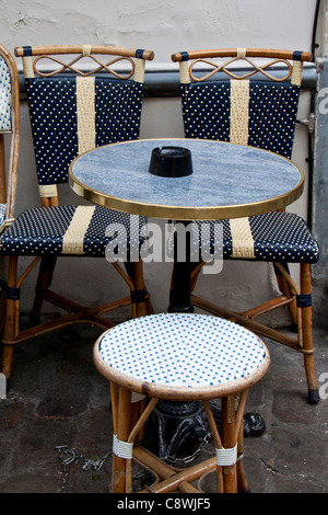 Mesa y sillas, una cafetería de estilo bistró francés Fotografía de