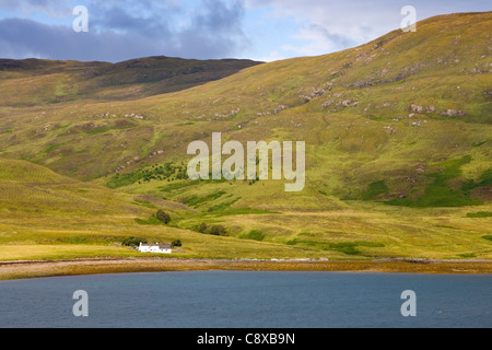 Mirando a través de Loch na Cairidh de Scalpay desde la Isla de Skye;Escocia Foto de stock