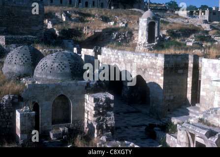Baños de vapor hammam entre las ruinas del Palacio Ayyubid dentro del complejo de la ciudadela de Alepo, Siria 1984 Foto de stock