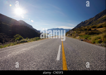 Hawea Makarora-Lake carretera que conduce hasta el lago Hawea y montañas circundantes, Otago, Isla del Sur, Nueva Zelanda