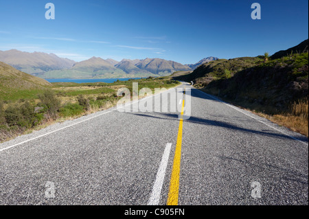 Hawea Makarora-Lake carretera que conduce hasta el Lago Wanaka y montañas circundantes, Otago, Isla del Sur, Nueva Zelanda